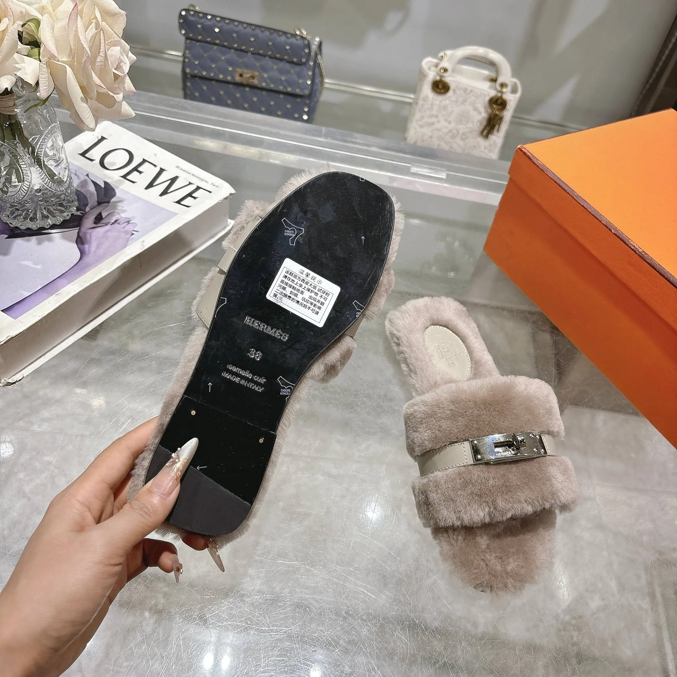 👟👟Ex-factory price 500👟👟 Purchasing agent level Hermes Hermès second uncle hair slippers are in stock all year round. 2025 new and new colors official website, Xiaohongshu synchronizes the latest color matching Hermès hot models are hot online, upgraded workmanship, high quality! Fashionable small wool H-trailers, autumn and winter style flat-soled wool mop, can be customized without standard, non-refundable and non-exchangeable. Fabric: Imported lamb's roll real wool. Lining: Imported lamb's roll real wool. Outsole: Genuine leather outsole. Size: 35-43, [Note: 41, 42, 43 customized]